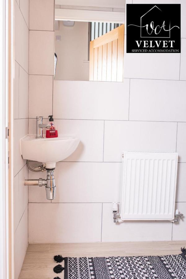 1 Bed House At Velvet Serviced Accommodation Swansea With Free Parking & Wifi - Sa1 ภายนอก รูปภาพ