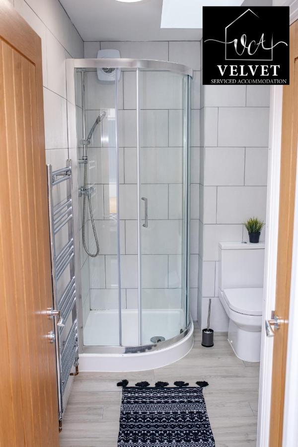 1 Bed House At Velvet Serviced Accommodation Swansea With Free Parking & Wifi - Sa1 ภายนอก รูปภาพ